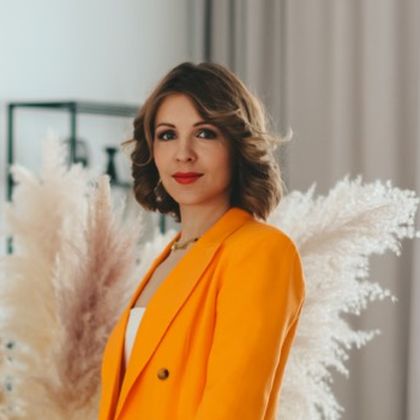 Алина Новикова — бизнес-тренер по нейросетям