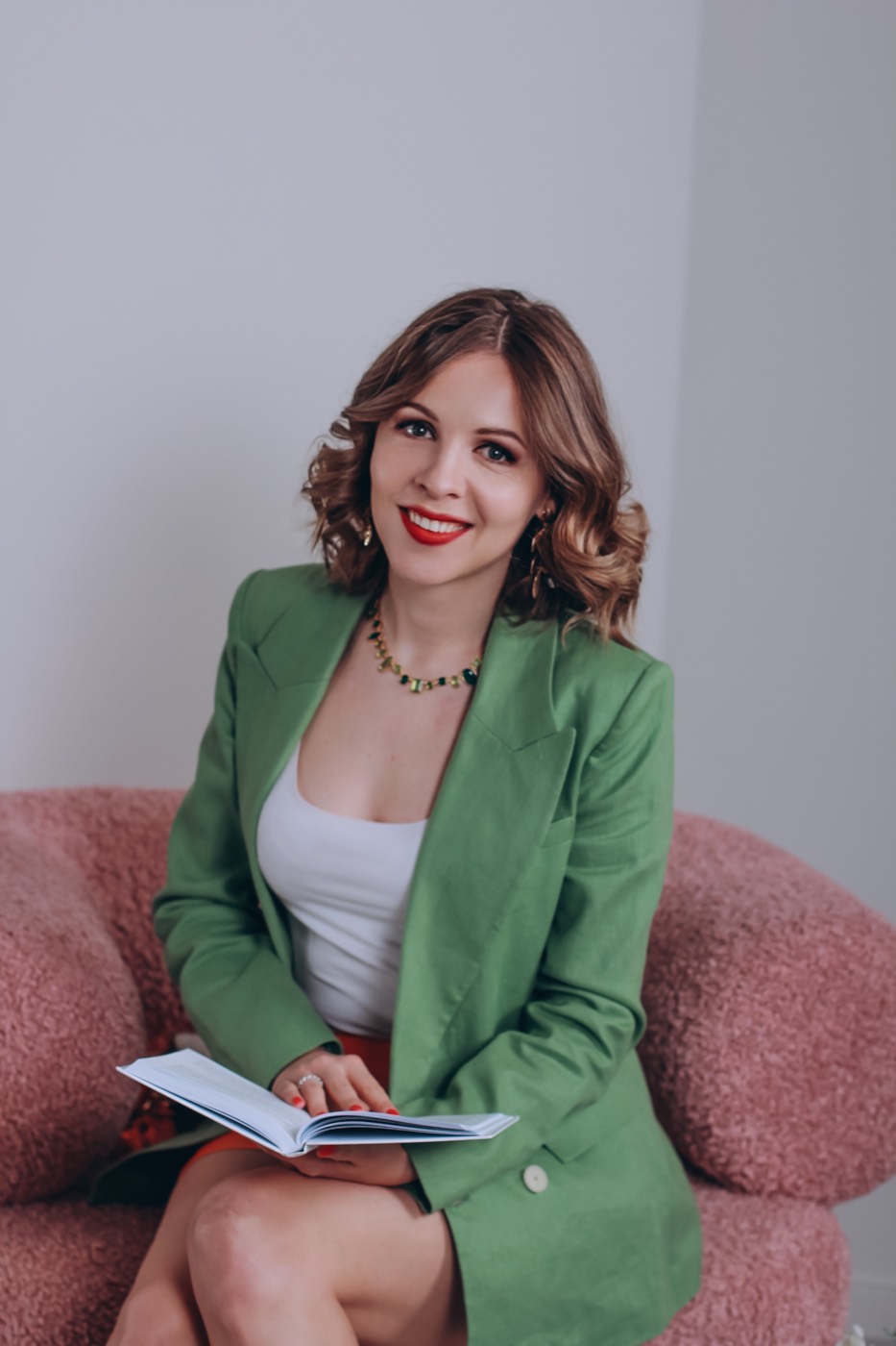 Алина Новикова — бизнес-тренер по обучению ИИ и нейросетям